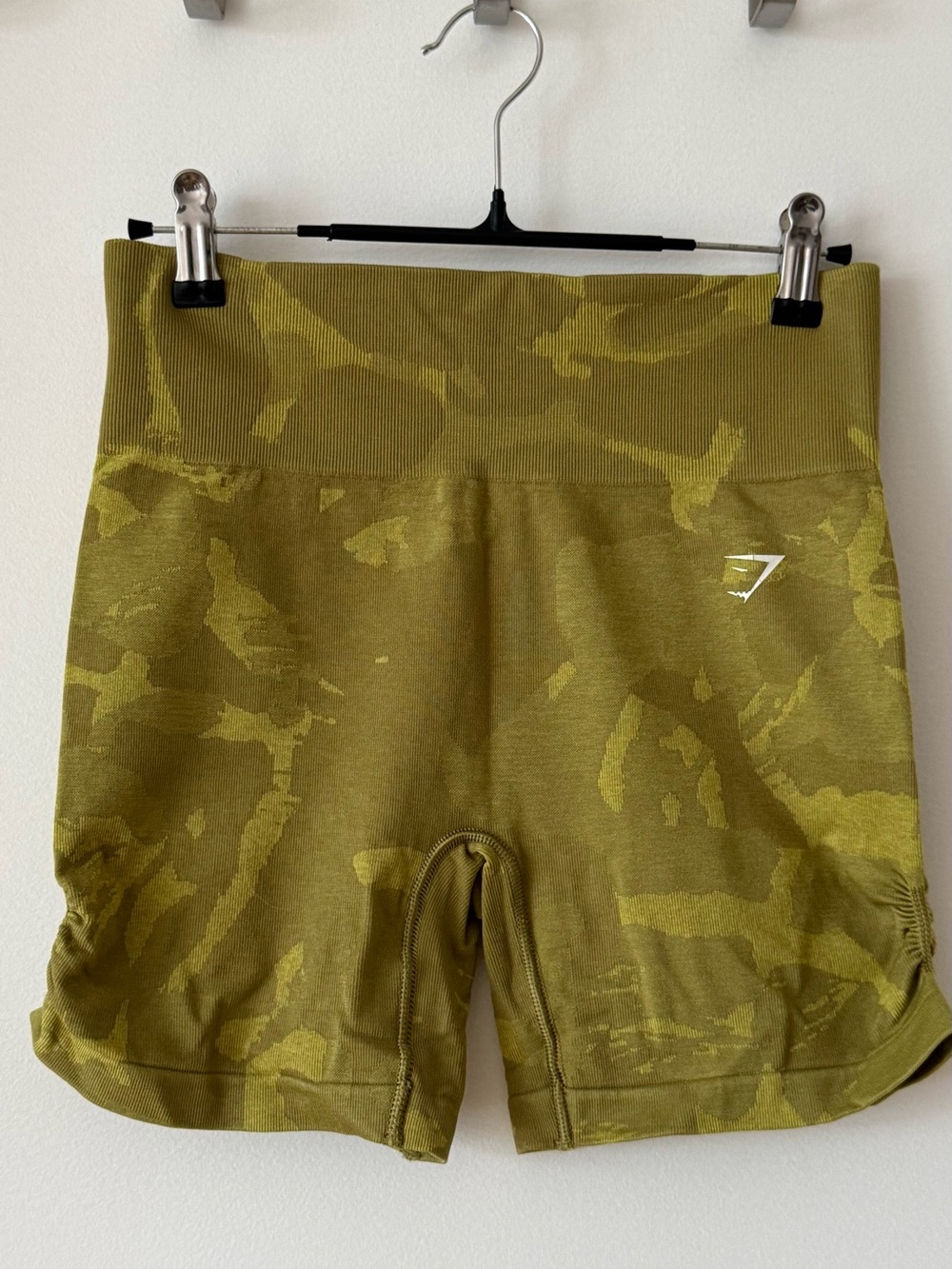 Gymshark Adapt Camo Seamless Shorts – Savanna / Griffin Green – Size M